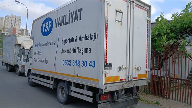 YSF Nakliyat yazılı aracın arka ve yan görünümü.
