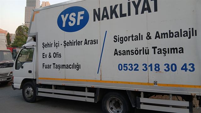 YSF Nakliyat yazılı taşıma aracının yan görünümü.