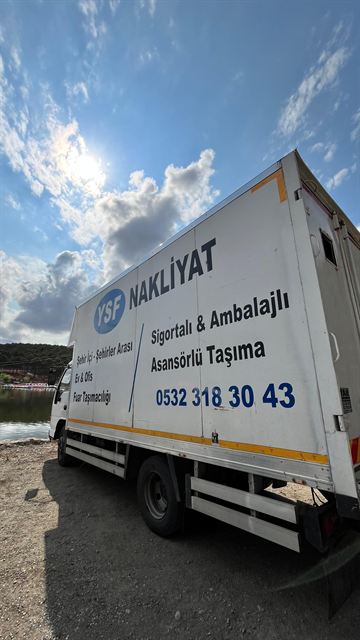 Su kenarında park edilmiş YSF Nakliyat kamyonu.