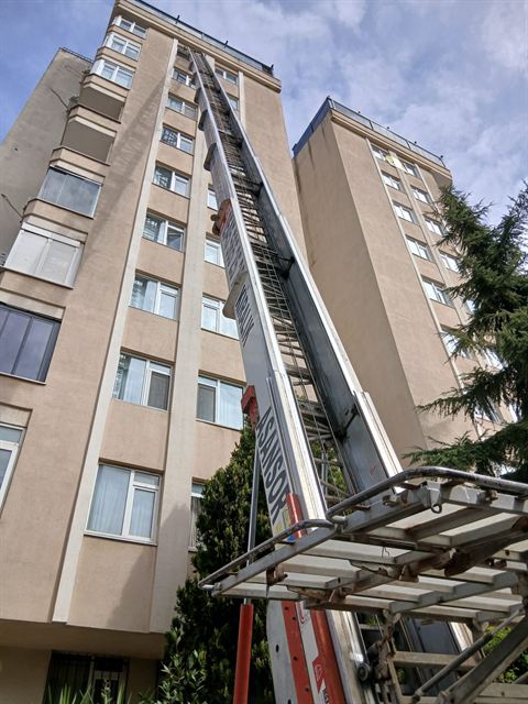 Apartmanın üst katına uzatılmış dış cephe eşya asansörü.