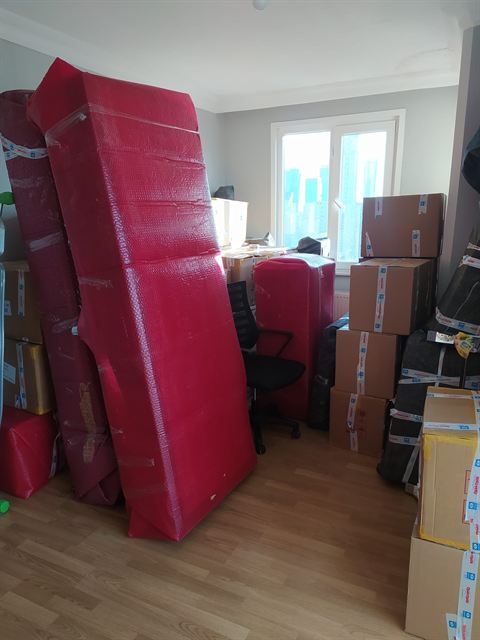 Paketlenmiş mobilyalar ve taşınma kolileri.