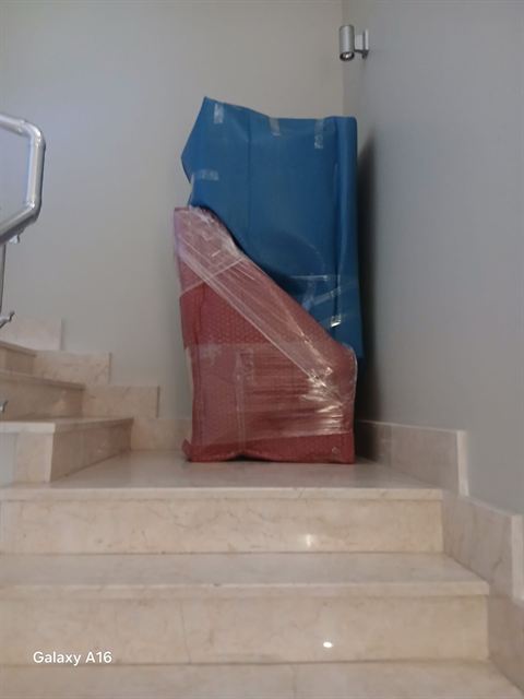 Merdiven sahanlığında ambalajlı eşyalar.